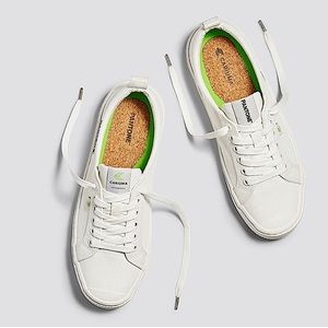 Cariuma OCA Low Pantone White Canvas Sneakers (9M/10.5W)